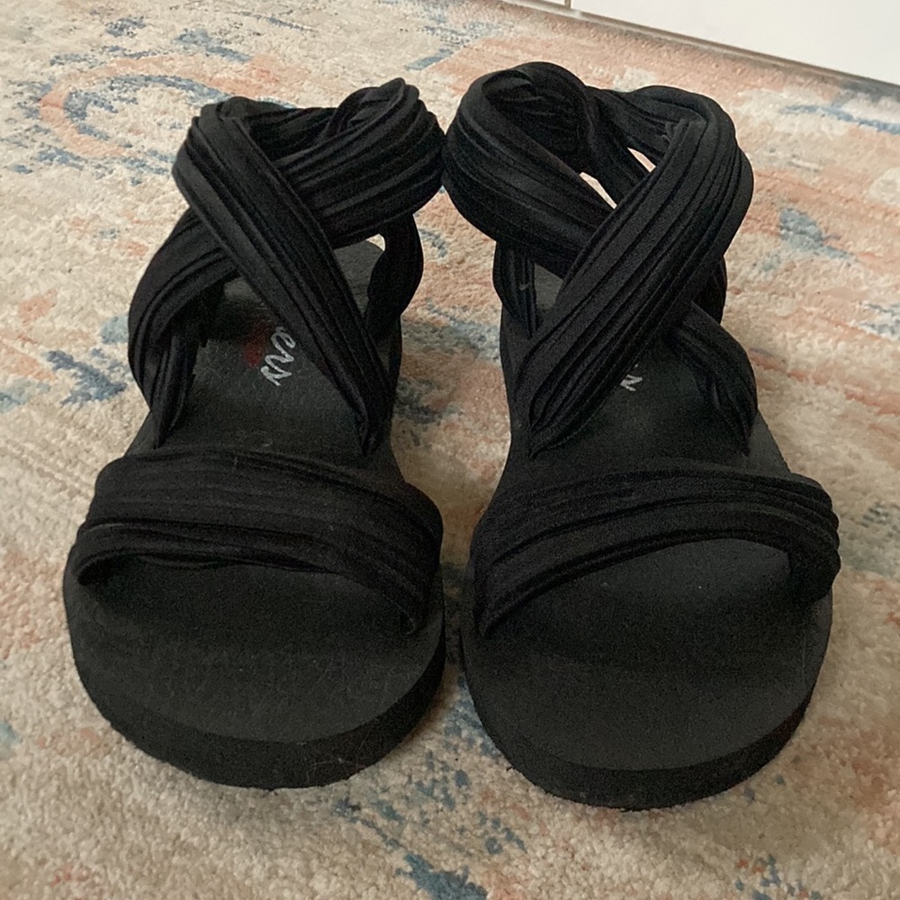 Sketcher’s Yoga Foam Black Strappy Flat Sandals